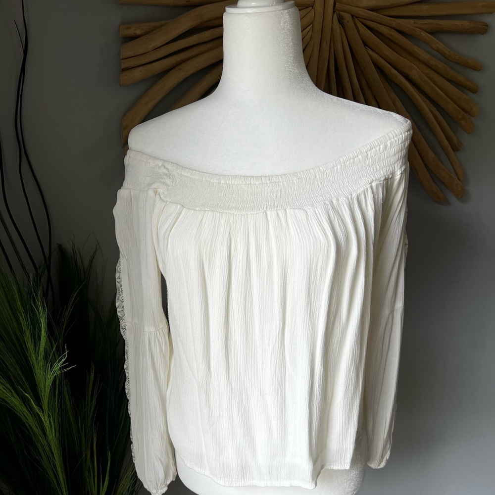 SOLD - Hollister size M - ivory bohemian top. On or off shoulder.
